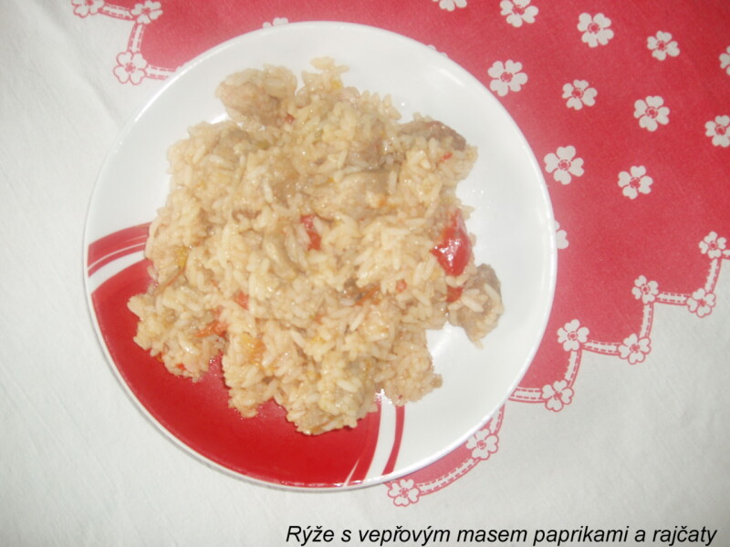 Rýže s vepřovým masem paprikami a rajčaty